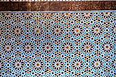 Marrakech - Medina meridionale, Tombe Saadiane - Qubba di Lalla Mas'uda, dettaglio dei tipici zellij marocchini, decorazioni in piastrelle smaltate. 